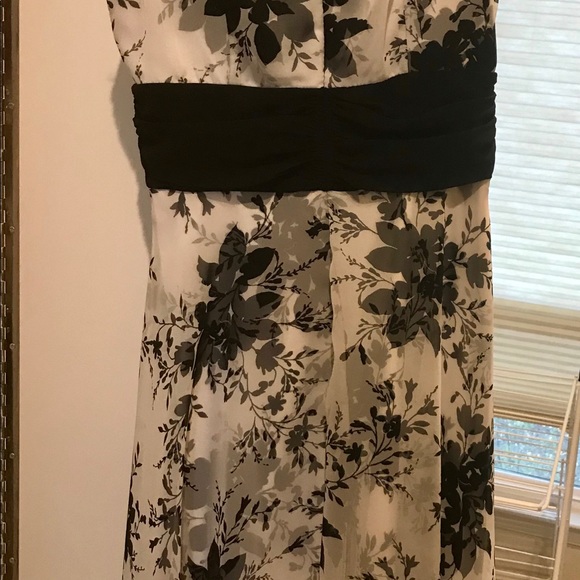 Beautiful Black and White Floral Dress - Picture 5 of 6
